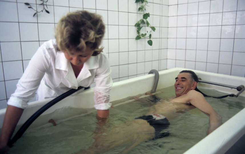 Восстановительное лечение больных, получивших высокую дозу облучения во время аварии на Чернобыльской АЭС, в загородном филиале 6-й городской клинической больницы. Принятие лечебных ванн. Фото РИА Новости