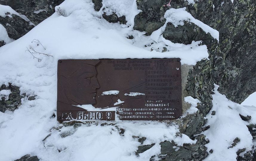 Мемориальная табличка в память о погибших туристах, установленная в 1963 году. Фото Wikipedia/Futball80