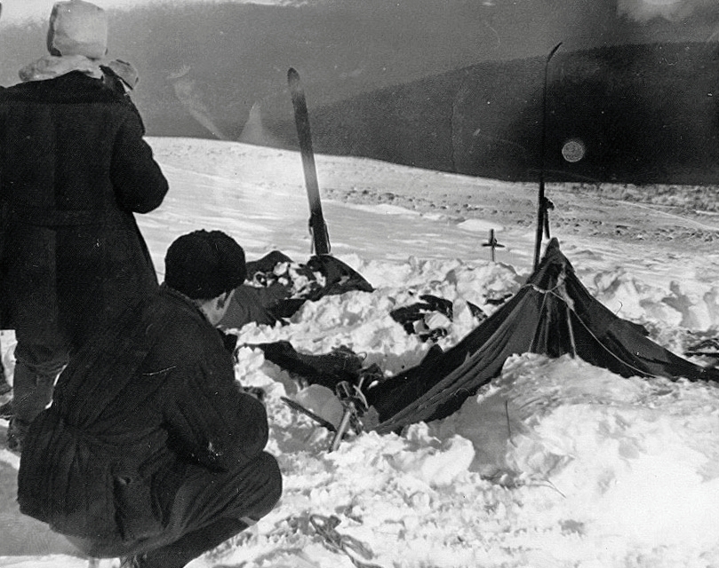 Палатка группы. Фото спасателя Вадима Брусницына 26 или 28 февраля 1959 г. Слева — поисковик Юрий Коптёлов. Фото Wikipedia/Soviet investigators