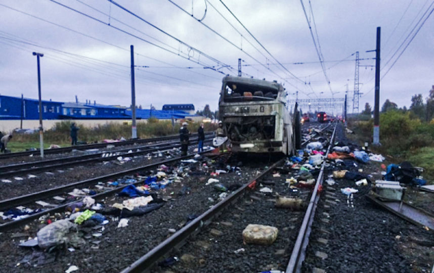 Фрагмент пассажирского автобуса, столкнувшегося c поездом на железнодорожном переезде неподалеку от станции Покровка во Владимирской области. Фото РИА Новости