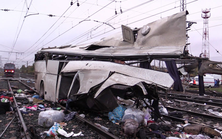 Фрагмент пассажирского автобуса, столкнувшегося c поездом на железнодорожном переезде неподалеку от станции Покровка во Владимирской области. Фото РИА Новости