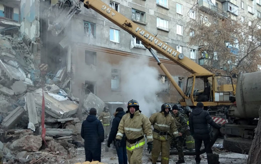 В жилом доме в Магнитогорске обрушился подъезд, под завалами люди. Фото AFP