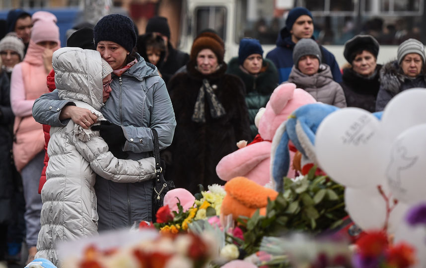 Люди приносят цветы на место трагедии. Фото AFP
