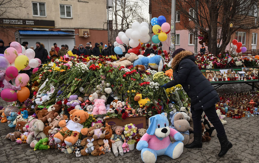 Люди приносят цветы на место трагедии. Фото AFP