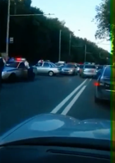 Под Ростовом сотрудник полиции расстрелял авто с людьми. Фото Скриншот Youtube