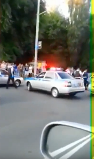 Под Ростовом сотрудник полиции расстрелял авто с людьми. Фото Скриншот Youtube