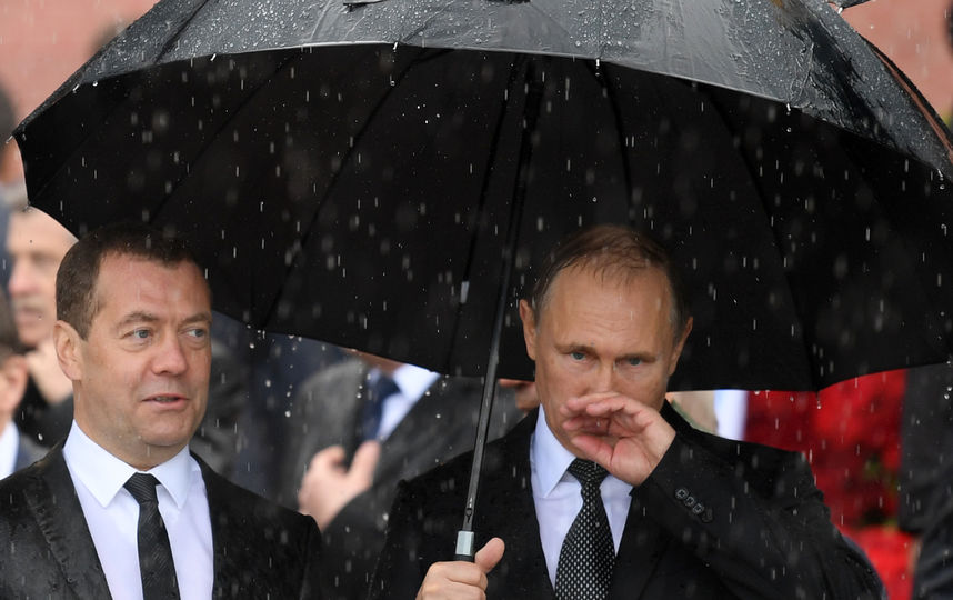 Президент Путин почтил память погибших в войне под проливным дождём