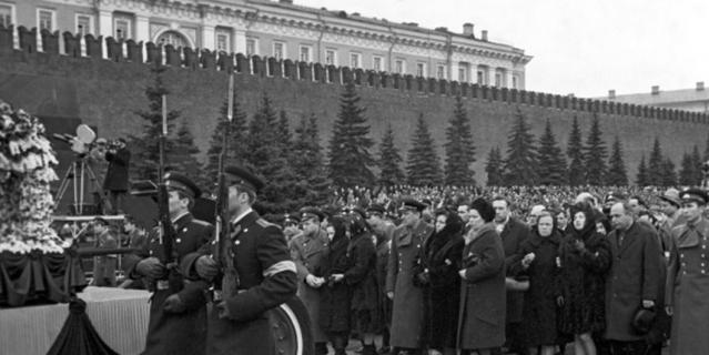 Похороны Героев Советского Союза летчика-космонавта СССР Юрия Гагарина и летчика-испытателя Владимира Серегина. Красная площадь.