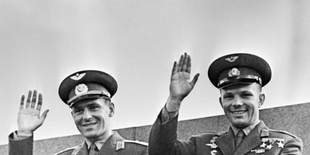 Лётчики-космонавты СССР - Юрий Гагарин (справа) и Герман Титов на трибуне Мавзолея В. И. Ленина на Красной площади в Москве.