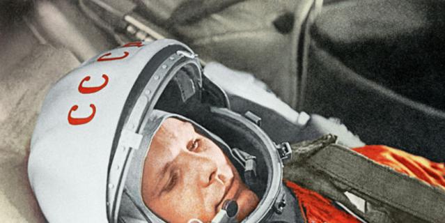 Гагарин в космическом корабле "Восток".