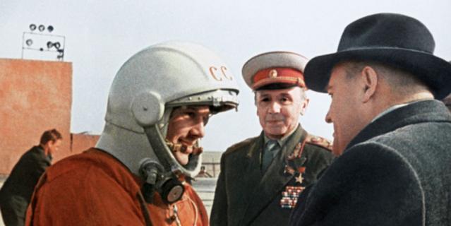 Последние напутствия главного конструктора Сергея Павловича Королева (справа) Юрию Гагарину перед стартом.