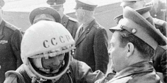 Юрий Гагарин прощается с друзьями перед полетом в космос. Кадр из фильма "10 лет космической эры".