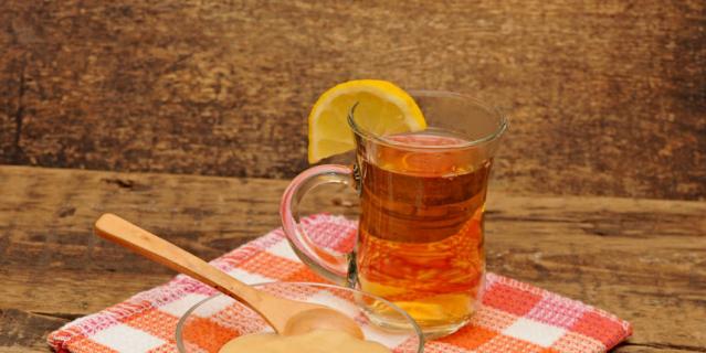 Горячий чай с лимоном.