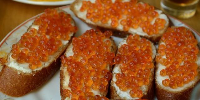 Лососевая икра вырабатывается из кеты, горбуши, кижуча, нерки с помощью обработки раствором поваренной соли, иногда с использованием антисептиков.