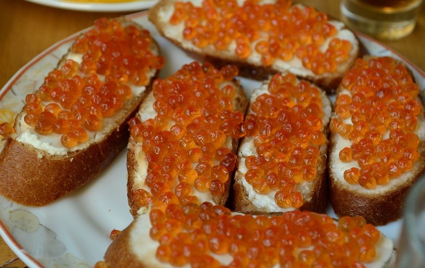 Лососевая икра вырабатывается из кеты, горбуши, кижуча, нерки с помощью обработки раствором поваренной соли, иногда с использованием антисептиков. Фото Pixabay