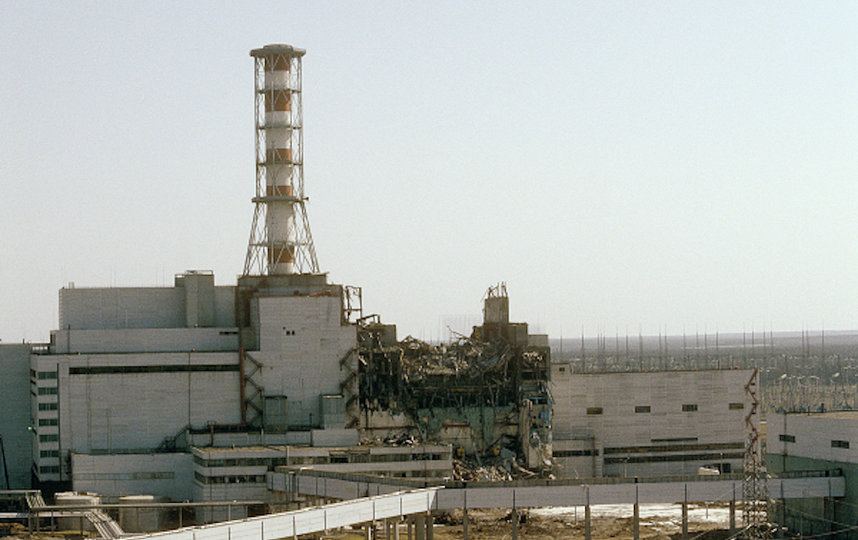 Вид на Чернобыльскую АЭС со стороны четвертого реактора, 29 апреля 1986 года. Фото РИА Новости