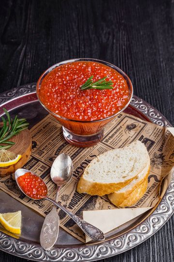 Лососевая икра вырабатывается из кеты, горбуши, кижуча, нерки с помощью обработки раствором поваренной соли, иногда с использованием антисептиков. Фото Pixabay