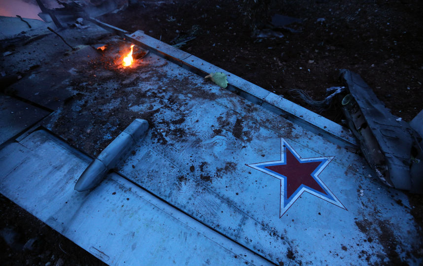 Российский штурмовик Су-25, который сбили террористы. Роман Филипов успел катапультировался, он принял бой на земле. Фото AFP