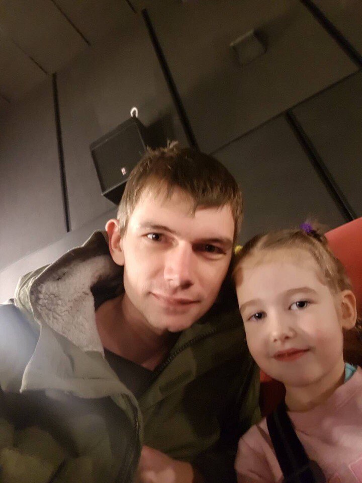 Стас послал жене эту фотографию с дочкой в день трагедии из того самого зала. Фото предоставила Евгения Захарова