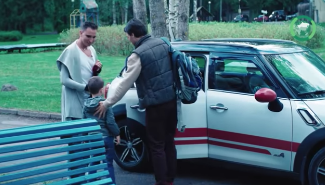 Ролик про геев, усыновивших ребёнка, вызвал резонанс в Сети. Фото https://www.youtube.com/watch?v=B8A8tj8zrKM, Скриншот Youtube