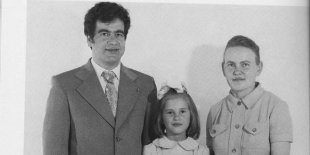 На заднем плане – архитектор Виктор Михайлович Албаут и будущая д.т.н. Галина Николаевна Албаут. Снизу старшая сестра Лариса (рядом с ней младшие сёстры Татьяна и Светлана, сверху фотография целиком).