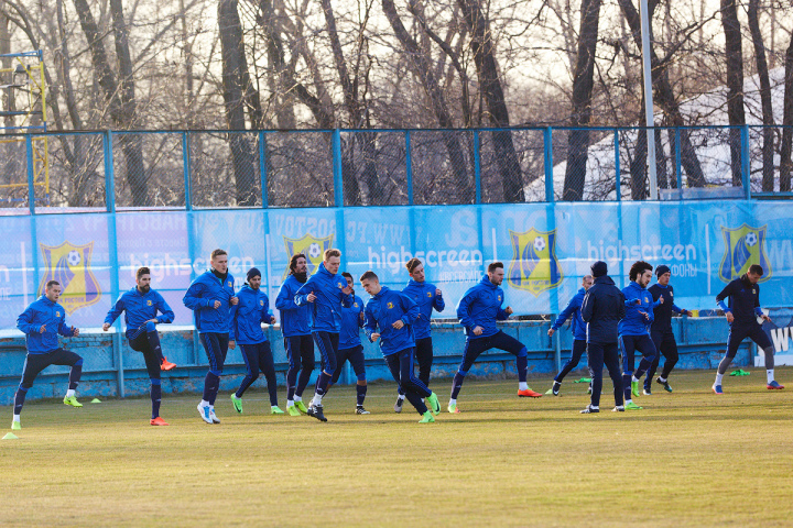 Тренировка футболистов "Ростова" перед матчем с "Манчестер Юнайтед". Фото fc-rostov.ru