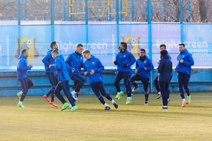 Тренировка футболистов "Ростова" перед матчем с "Манчестер Юнайтед". Фото fc-rostov.ru