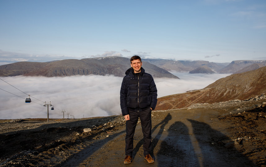 С вершины горы Айкуайвенчорр открывается потрясающий вид на окутанный туманом Кировск. Фото Александр Алексеев | Министерство культуры мурманской области