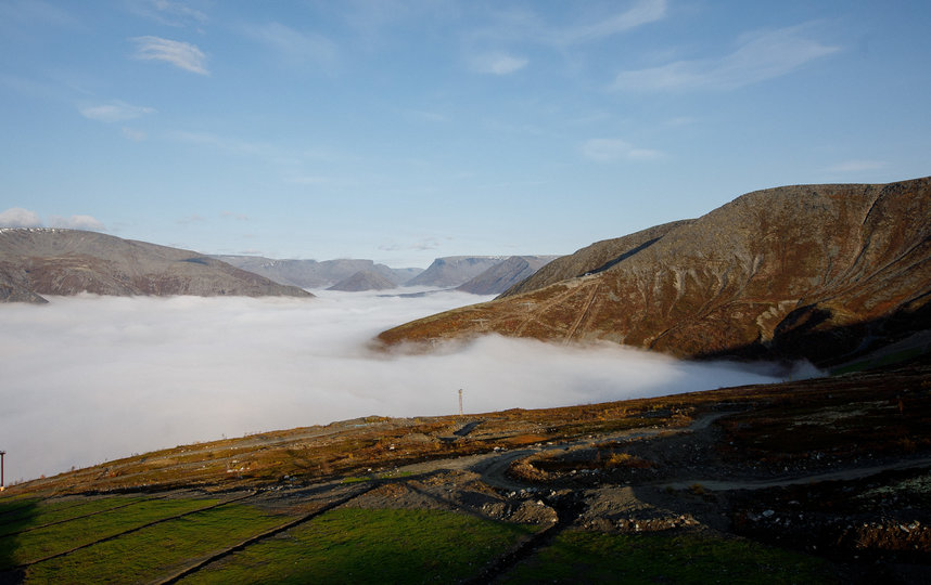 С вершины горы Айкуайвенчорр открывается потрясающий вид на окутанный туманом Кировск. Фото Александр Алексеев | Министерство культуры мурманской области