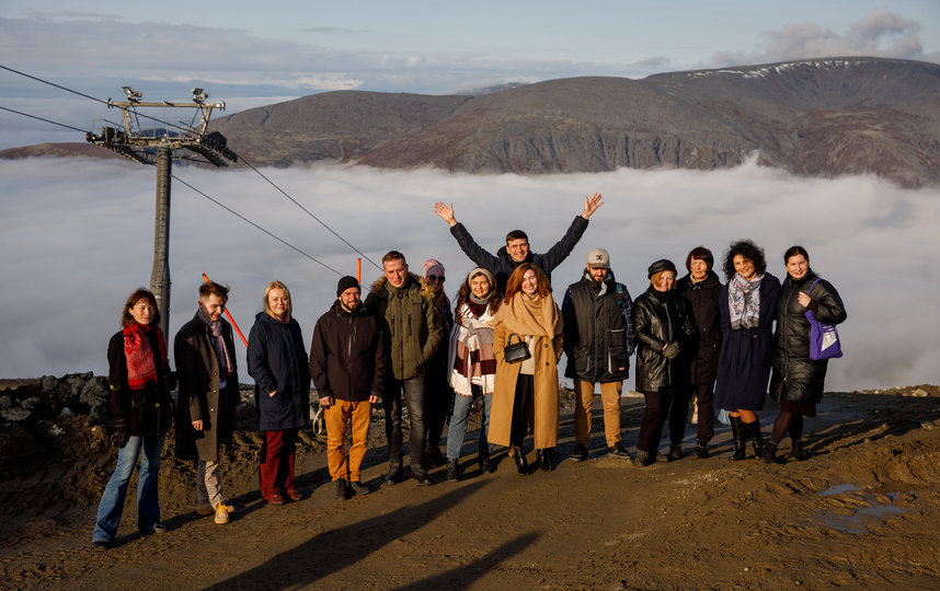 С вершины горы Айкуайвенчорр открывается потрясающий вид на окутанный туманом Кировск. Фото Александр Алексеев | Министерство культуры мурманской области