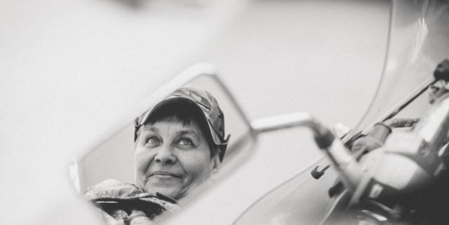 В отражении – счастливая Севастьяна, ведь она – на любимом байке.