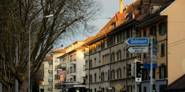 Дениз и Рето живут в 30 мин езды от Берна, городе Биль, также известном как Бьен.