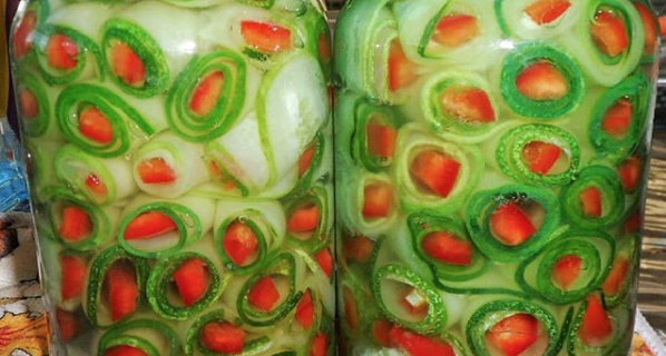 Рулеты из огурцов, фаршированные перцем.