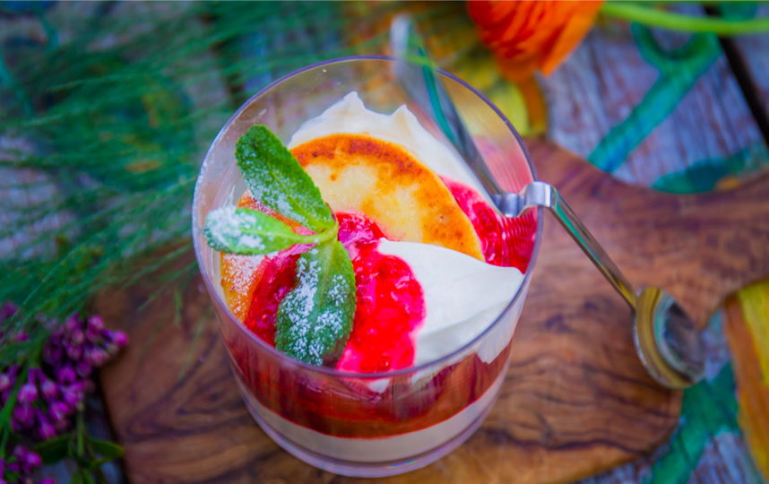 Сырники в стакане с малиновым вареньем.