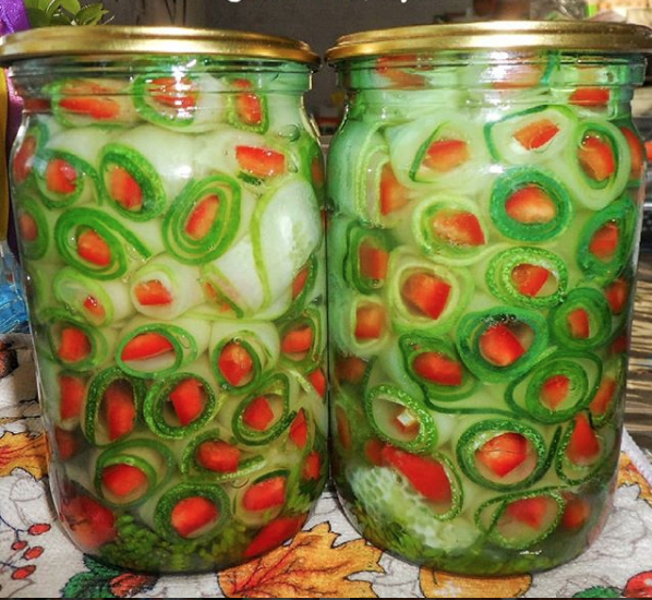 Рулеты из огурцов, фаршированные перцем. Фото instagram/korobochkar