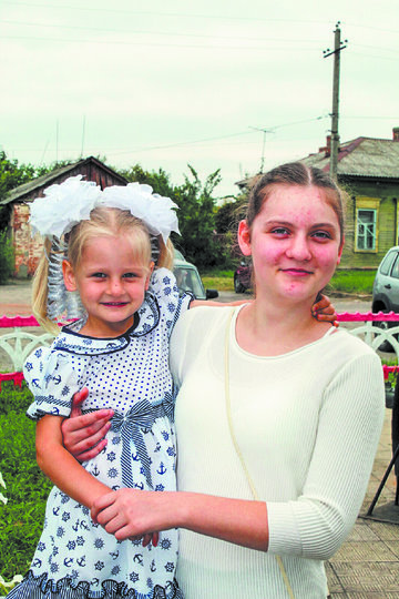 Варя (4 года) и Катя (12 лет). Фото предоставлено родителями