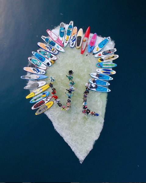 Сёрфингисты устроили во Владивостоке заплыв на льдине с шашлыками и хороводами