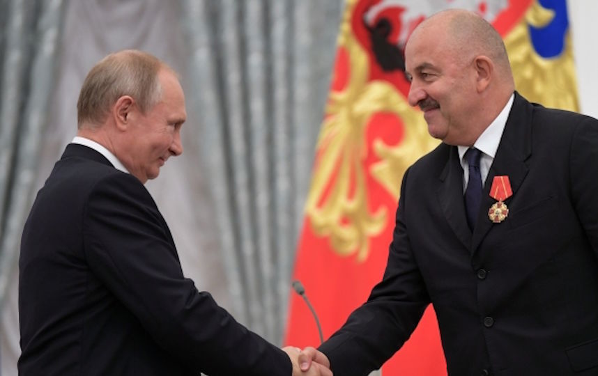 Владимир Путин вручил награды тренерскому составу и футболистам национальной сборной. Фото РИА Новости