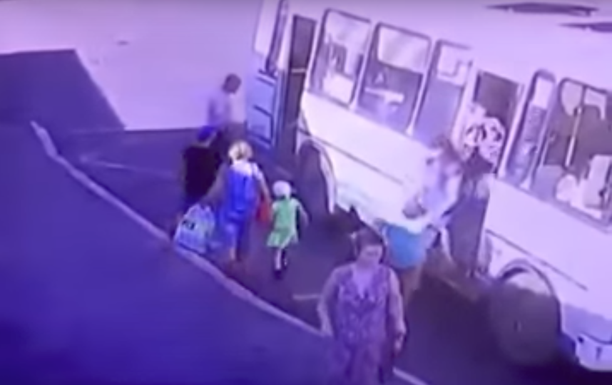 Шокирующие кадры: В Норильске автобус протащил ребёнка по дороге несколько метров
