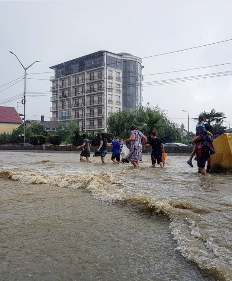 Ливень стал причиной потопа в Адлерском районе Сочи. Фото Скриншот Instagram: yanafidler
