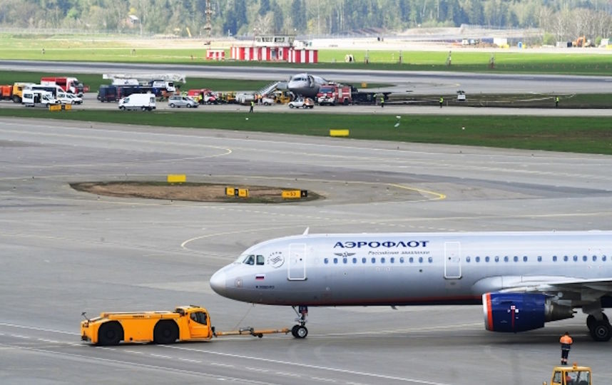 Самолёт "Сухой Суперджет" сел во Владивостоке с треснувшим лобовым стеклом