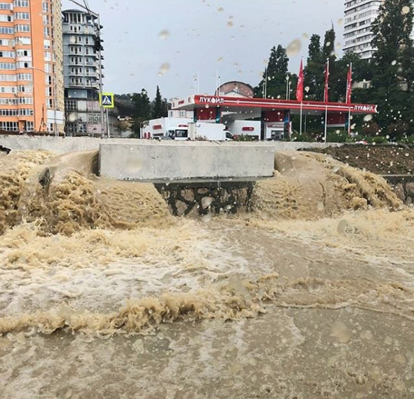 Ливень стал причиной потопа в Адлерском районе Сочи. Фото Скриншот Instagram: info.nunataka