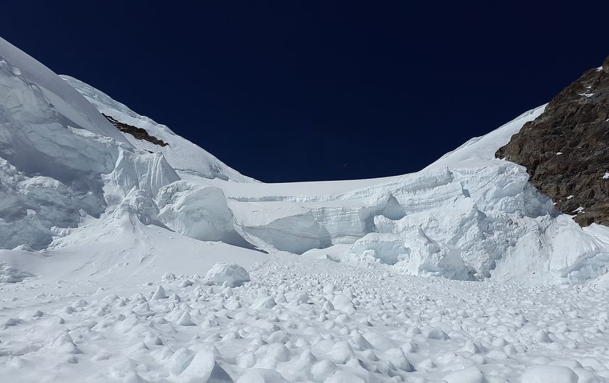 Семь туристов погибли при сходе лавины в горах Алтая