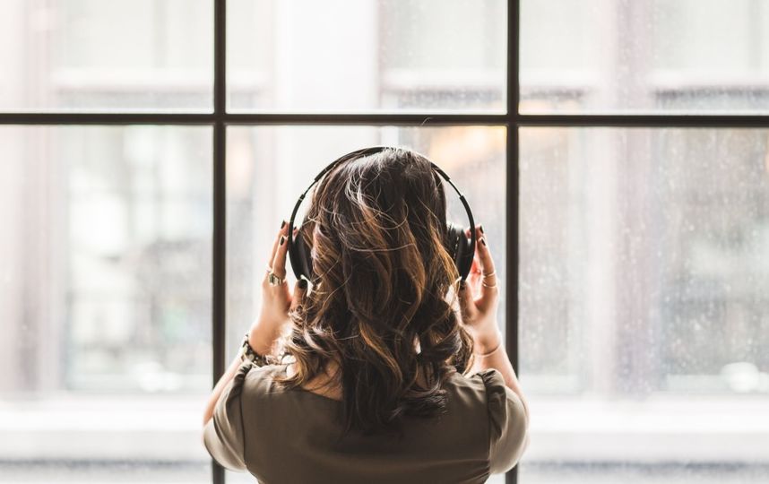 Иногда лучше послушать, чем почитать: 8 аудиокниг на майские праздники