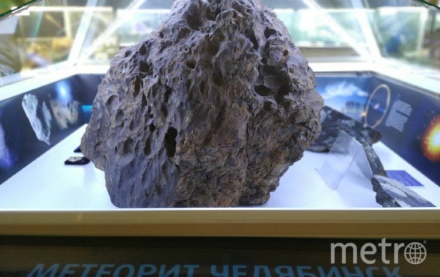 В центре экспозиции – тот самый “Челябинский Метеорит”, упавший в озеро Чебаркуль 15 февраля 2013 года. Фото Ольга Кабанова, "Metro"