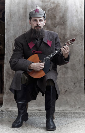 Научный сотрудник музея Артём Пайвин в образе красноармейца. Фото предоставлены Александром Барановым.