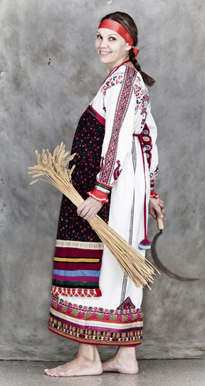 Научный сотрудник музея Евгения Сергеева в образе крестьянки. Фото предоставлены Александром Барановым.