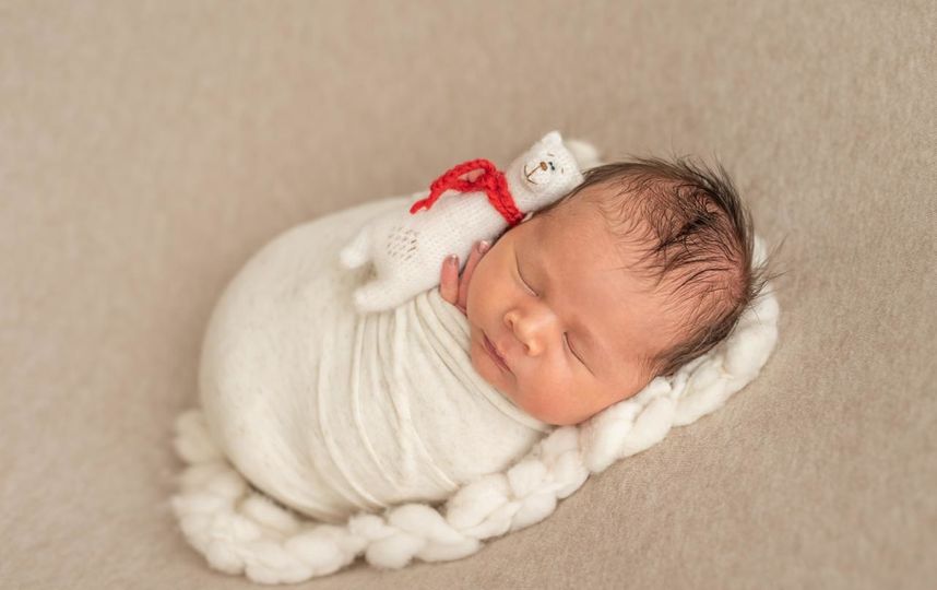 Покрывать деревянный реквизит обычной морилкой – не вариант. Она просто смоется антибактериальным спреем,  а от едких красок будет сильный запах, что тоже категорически не подходит. Поэтому создают реквизит для новорождённых специально обученные мастера. Фото Мария Кочерева.