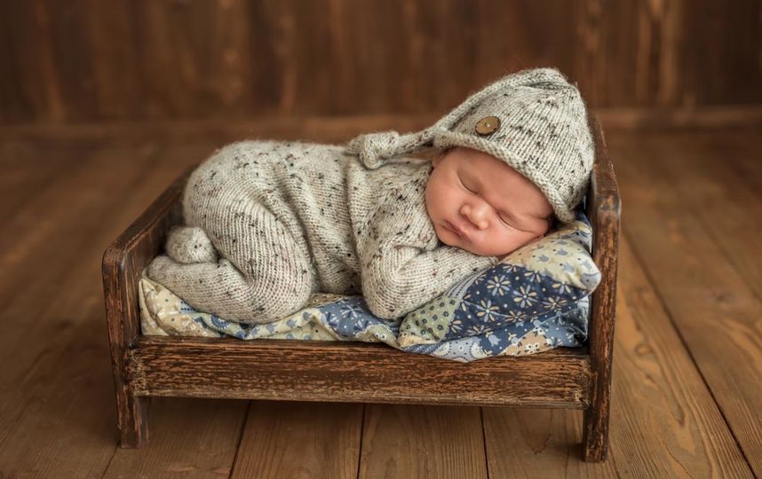 Покрывать деревянный реквизит обычной морилкой – не вариант. Она просто смоется антибактериальным спреем,  а от едких красок будет сильный запах, что тоже категорически не подходит. Поэтому создают реквизит для новорождённых специально обученные мастера. Фото Мария Кочерева.