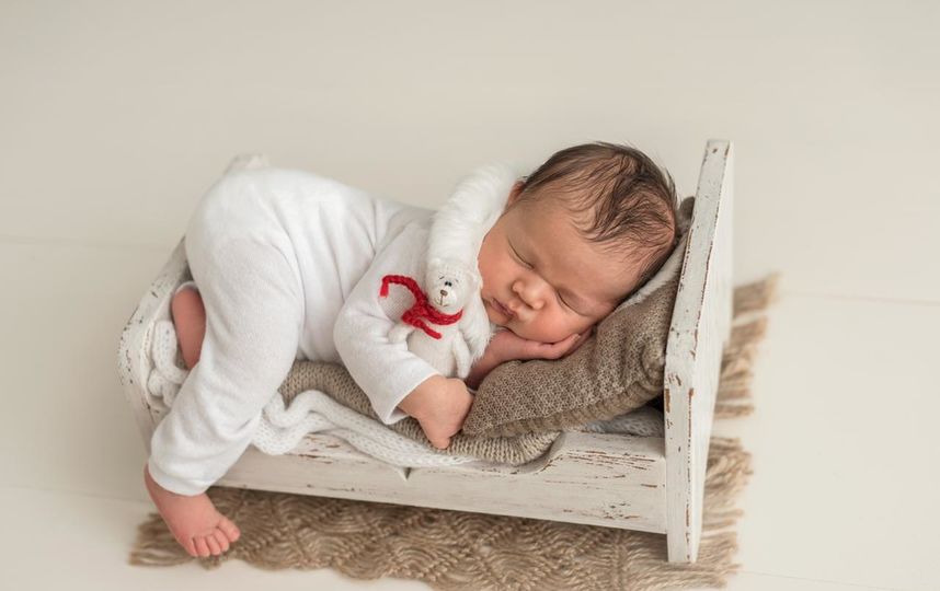 Покрывать деревянный реквизит обычной морилкой – не вариант. Она просто смоется антибактериальным спреем,  а от едких красок будет сильный запах, что тоже категорически не подходит. Поэтому создают реквизит для новорождённых специально обученные мастера. Фото Мария Кочерева.